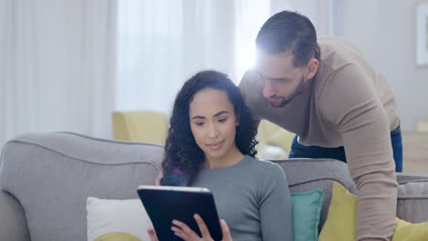 pareja feliz, hablando y uniéndose en la tableta