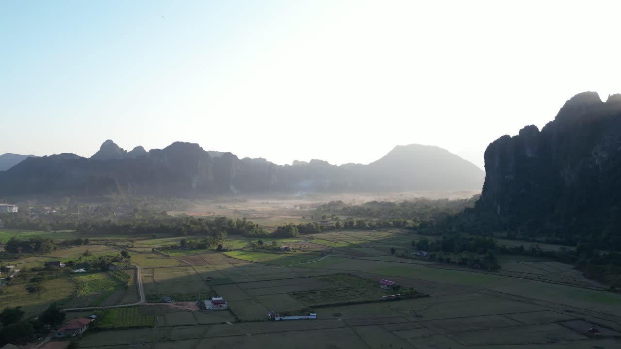 Ripresa con drone della nebbia che riempie la valle a Vang Vieng, la capitale dell'avventura del Laos.