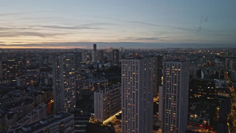 Luftaufnahmen-Der-Romantischen-Atmosphäre,-Die-Durch-Wolkenkratzer-Und-Stadtlichter-Entsteht-S