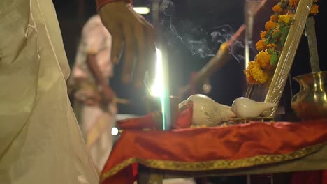 ceremonia religiosa en varanasi