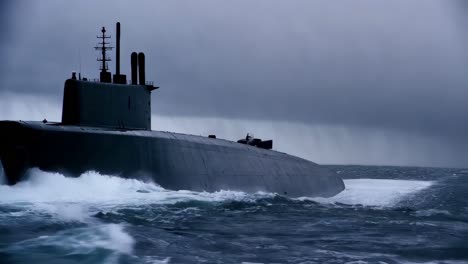 submarino nuclear en un mar tormentoso