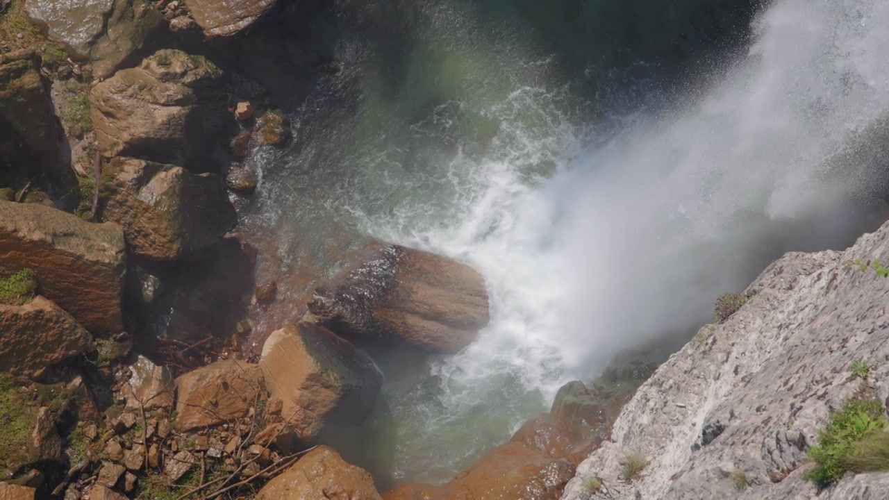 L'acqua si infrange sulle pietre