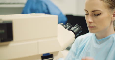 científico examinando bacterias bajo el microscopio en el laboratorio 7
