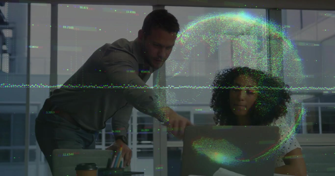 Midaldrende mand læner sig over kvindes tekniske bærbare computer, peger på global dataoverlejring og vejleder kvinde, der skriver.