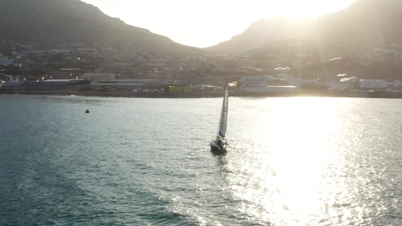 만으로 돌아가는 요트