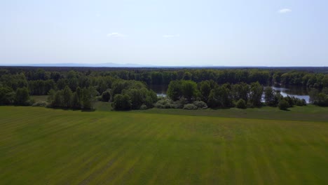 Mejor-Campo-De-Verano-De-Vuelo-Con-Vista-Aérea-Superior-En-El-Pueblo-De-Chlum,-República-Checa-2023