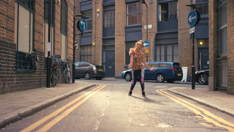 mujer bailando en una calle de la ciudad