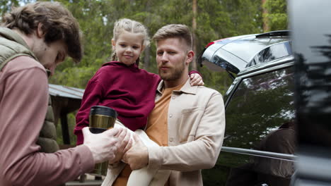 Familie-Vor-Dem-Großen-Schwarzen-Auto-Vor-Der-Reise