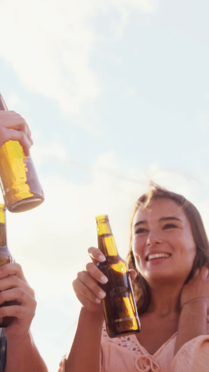 amigos brindando juntos