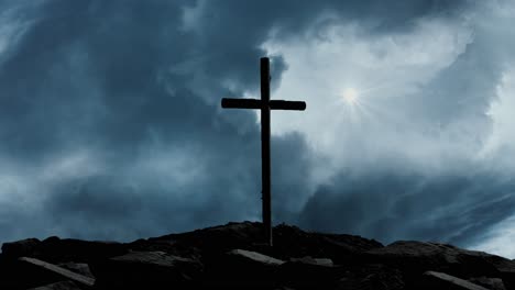 crucifijo en la montaña con fondo de tormenta