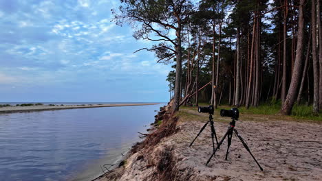 Cámara-Filmando-Time-lapse-En-La-Costa-Del-Mar-Báltico,-Olas-Lentas-Y-Tranquilas