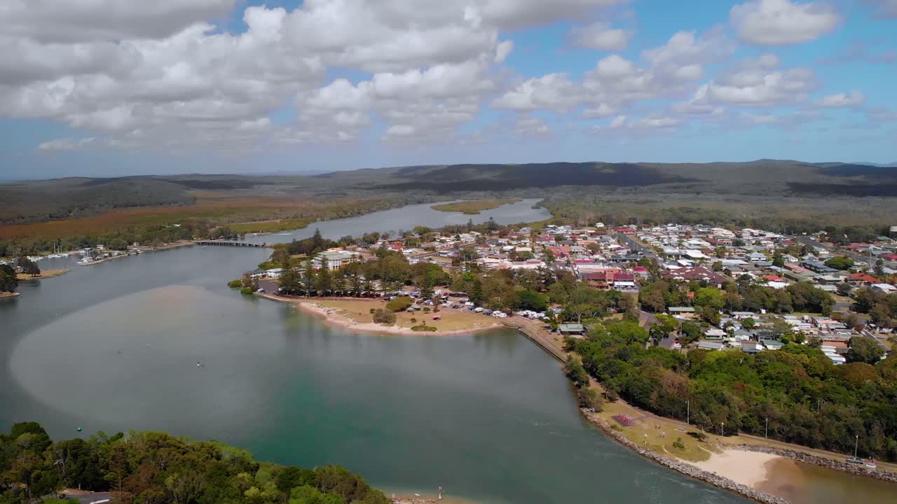 vista aérea sobre el río en el pueblo de evans head - seguimiento, disparo de drones