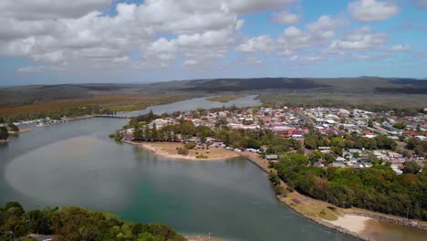 Vista-Aérea-Sobre-El-Río-En-El-Pueblo-De-Evans-Head---Seguimiento,-Disparo-De-Drones