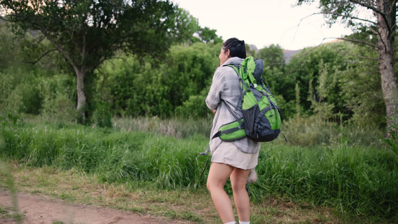 madre e hija disfrutando de un viaje de senderismo
