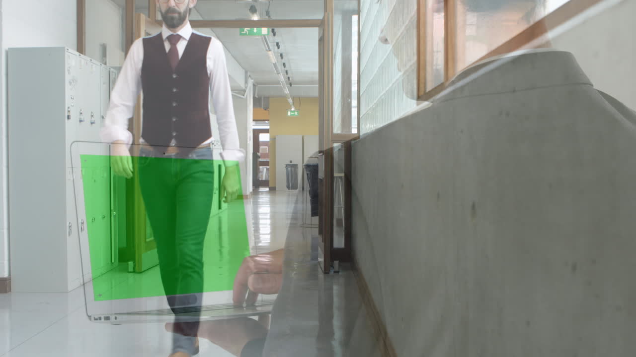 사무실 복도 에서  ⁇ 고 있는 사업가 위 에 녹색 스크린 을 가진 노트북 을 사용하는 사업가 의 애니메이션