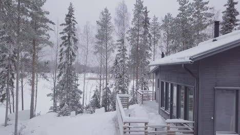 Winterszene-Der-Schneebedeckten-Skigebietshütte-In-Der-Nordischen-Landschaft,-Luftrückzug