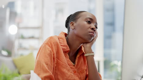 aburrida, de negocios y cansada mujer negra en la computadora
