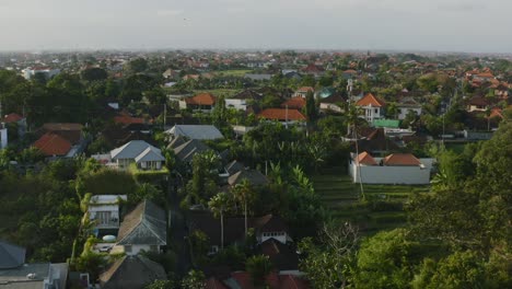 Antena-De-Zona-Residencial-Durante-La-Puesta-De-Sol-En-Bali-Indonesia-Rodeada-De-Campos-De-Arroz