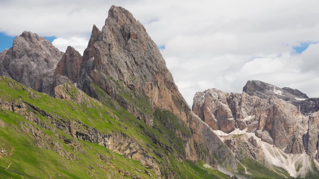 las escarpadas cumbres de las dolomitas en el tirol del sur, italia
