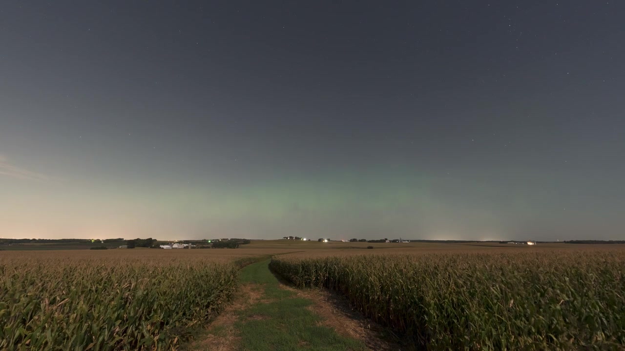 Vista in timelapse dell'Aurora Boreale sopra un SUV in Minnesota, USA. Bagliori naturali nel cielo.