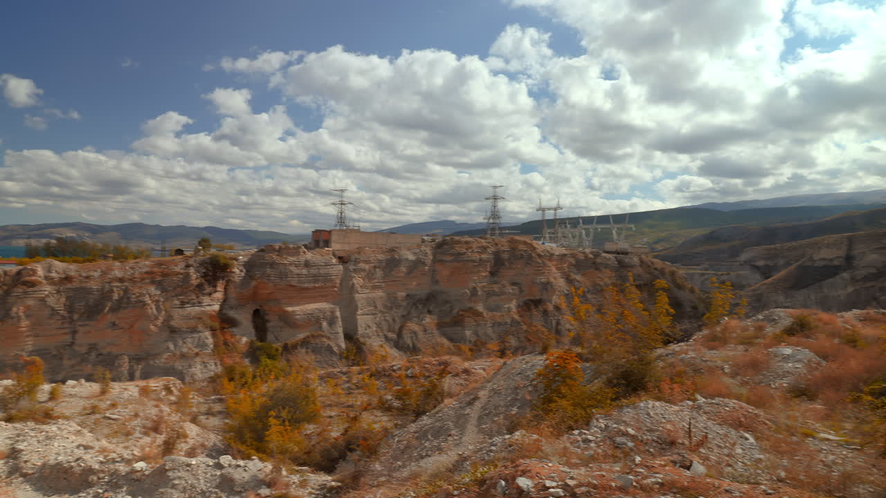 Paesaggio panoramico con montagne, lago e formazioni rocciose