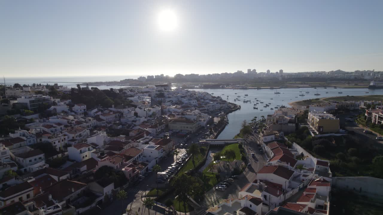 포르투갈의 페라구도 알가르베 마리나 위의 아침 빛