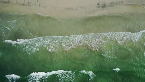 Playa-De-Mar-De-Olas-Abstractas-En-La-Vista-Superior.