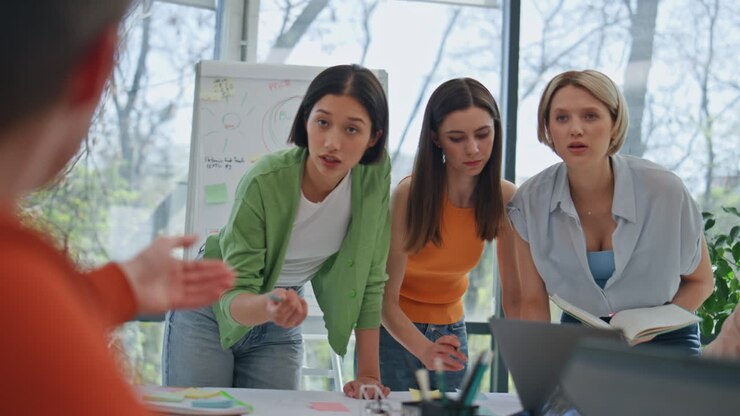 творческие коллеги brainstorming офис конференц-зала. команда обмена идеями