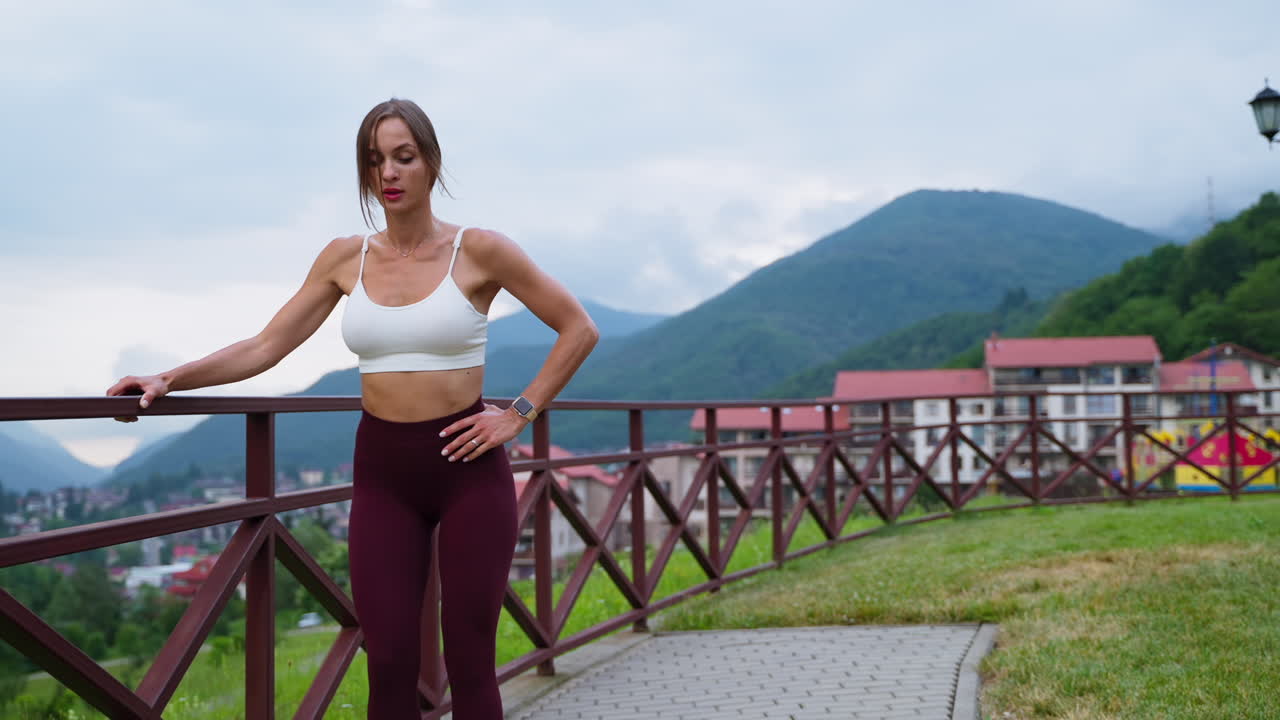 산 에서 야외 에서 운동 하는 여자