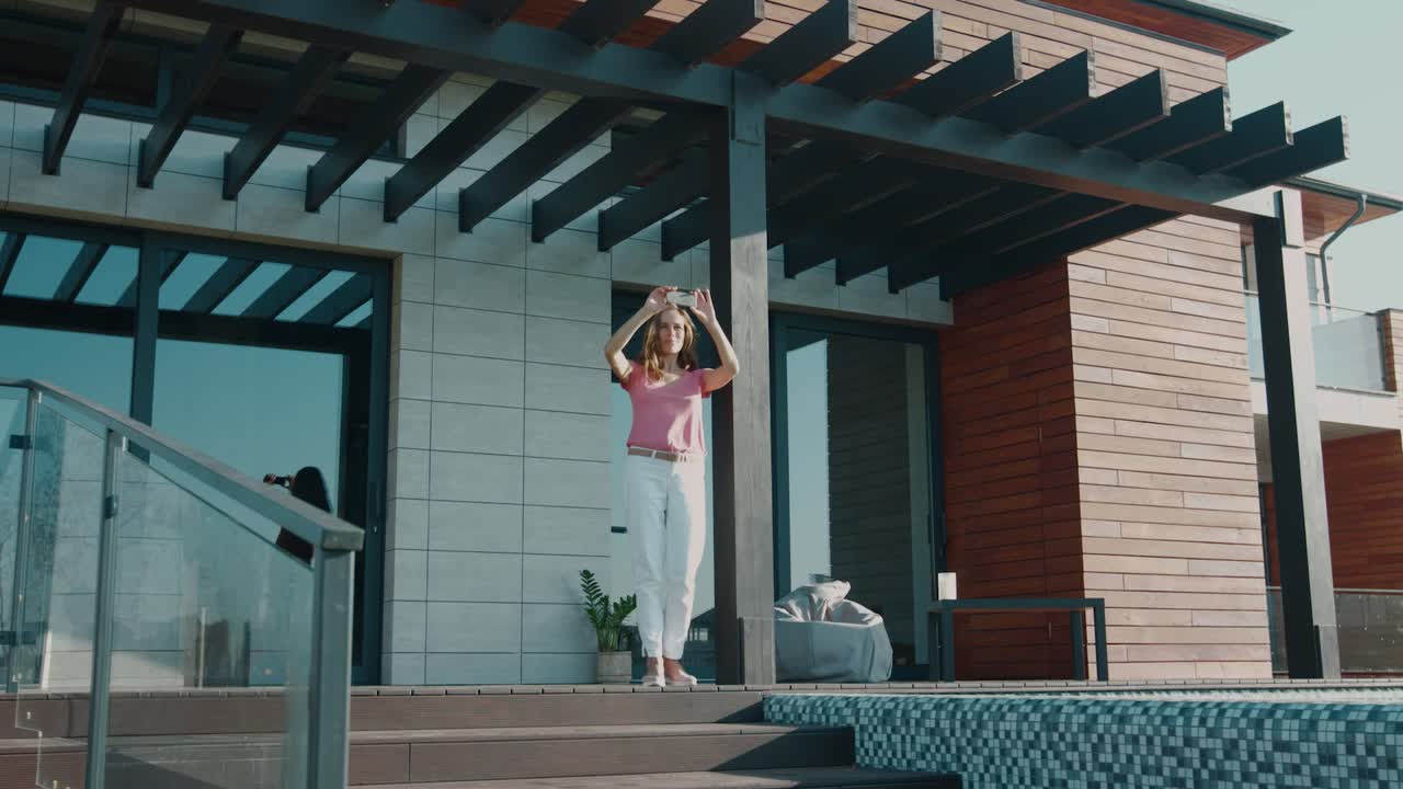 mujer de negocios mediante teléfono móvil