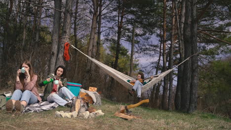 dos niñas y un niño se divierten en el bosque