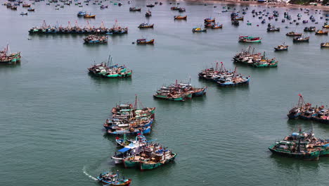 Vista-Aérea-De-Barcos-Pesqueros-Vietnamitas,-Grandes-Arrastreros-Para-La-Pesca-De-Calamar.