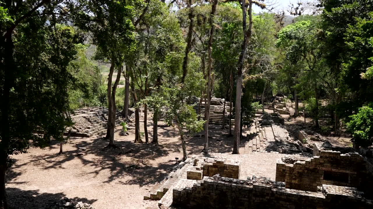 inclinarse hacia abajo sobre las ruinas de la ciudad maya en copan