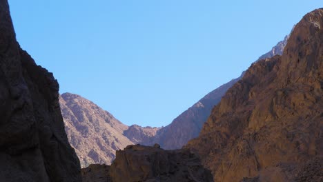 Blick-Mit-Felsigen-Bergen-Auf-Die-Farbige-Schlucht-Der-ägyptischen-Sinai-wüste-Dahab-An-Einem-Sonnigen-Tag,-Weite-Aufnahme-Mit-Zoom
