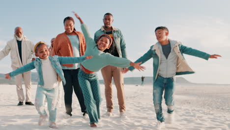 Strand,-Laufen-Und-Kinder,-Die-Mit-Den-Eltern-Spielen