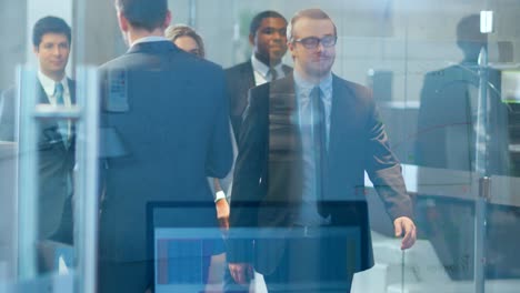 multitud multicultural de personas de negocios caminando por el pasillo del edificio corporativo. personas haciendo negocios, hablando, colaborando, negociando y resolviendo problemas.
