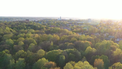 vista aérea de drones del parque oakwood en kaunas, lituania