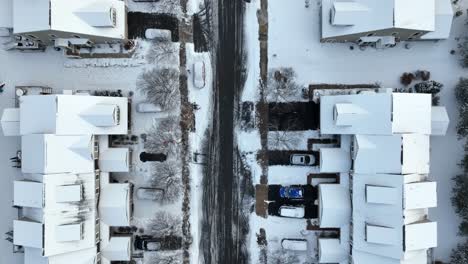 Vista-Aérea-De-Una-Calle-Nevada-Con-Casas-Y-Autos-Estacionados