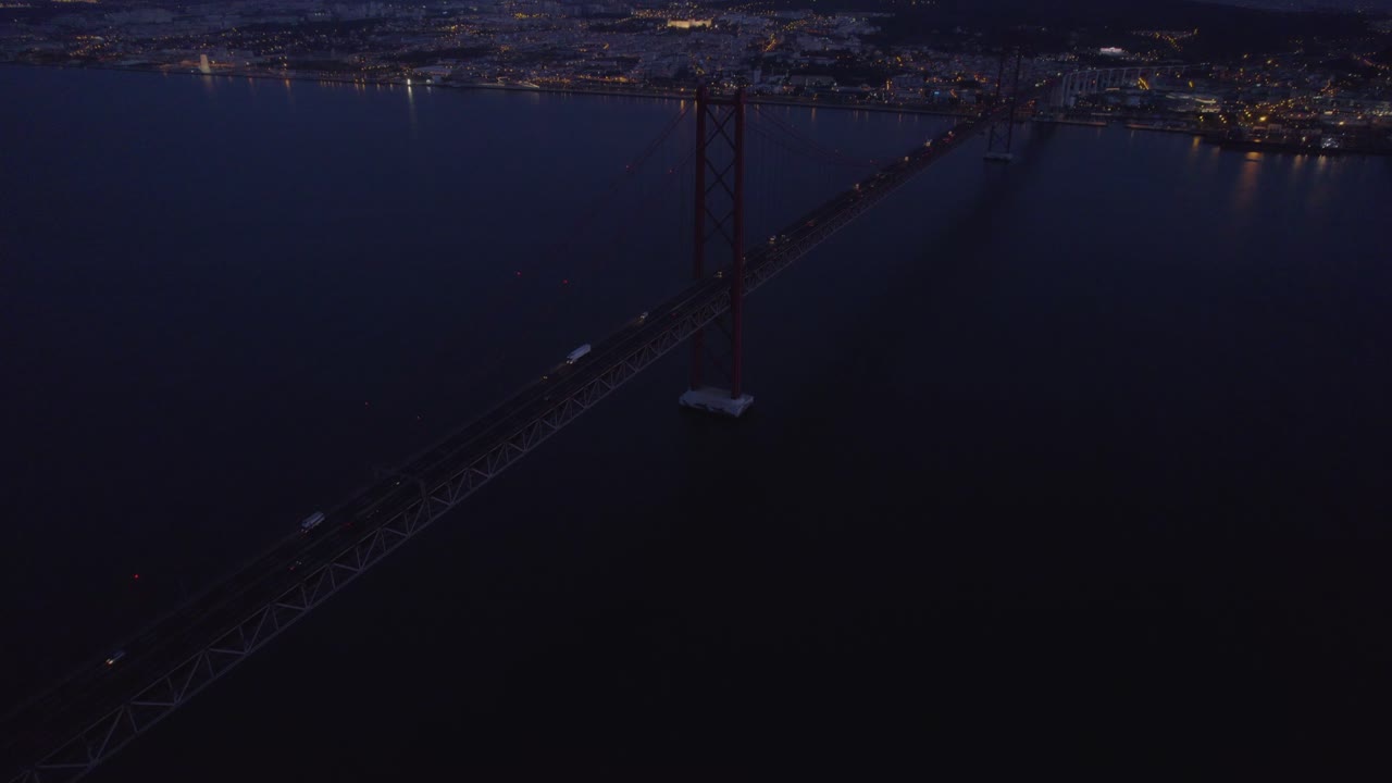 снимок знаменитого моста ponte 25 de abril в лиссабоне с голубого часа, с воздуха