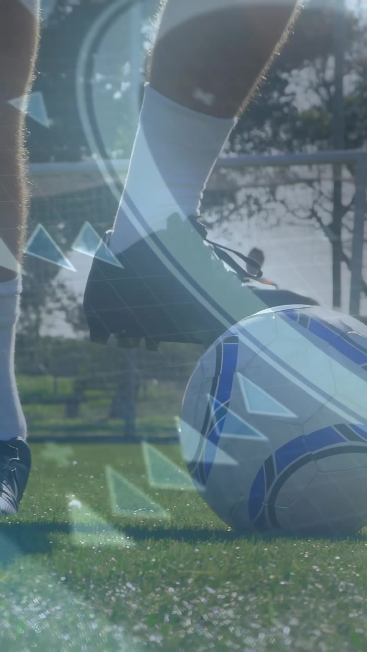 Video verticale: Giocatore che calpesta il pallone durante l'allenamento di calcio, con sovrapposizioni blu che tracciano il rotolamento verso la porta.