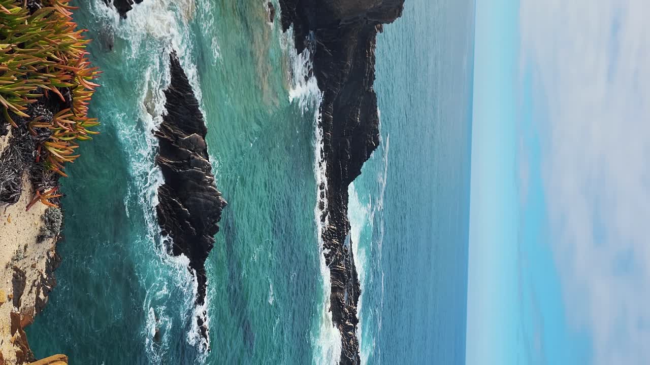 la playa de almograve con rocas de basalto negro en la costa de alentejo, portugal