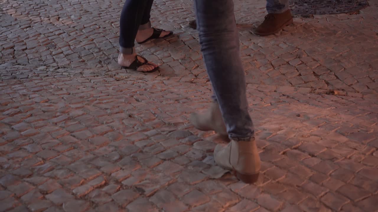 grupo de personas bailando por la noche en un concierto callejero