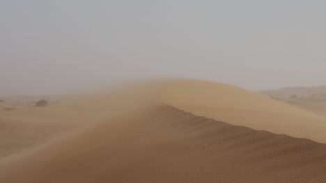 viento que sopla sobre una duna de arena en el desierto 7