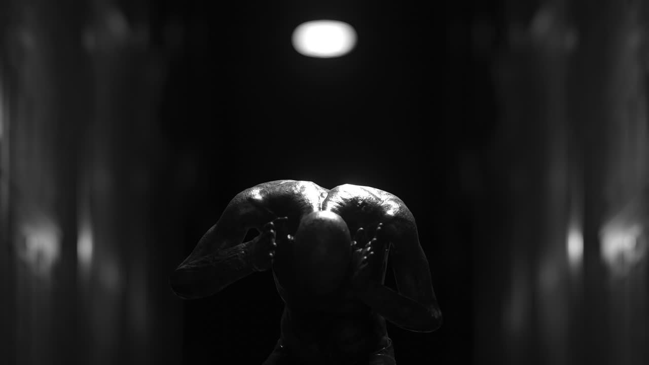 어두운 터널에서 인간과 같은 괴물의 애니메이션이  ⁇  놀랐습니다.