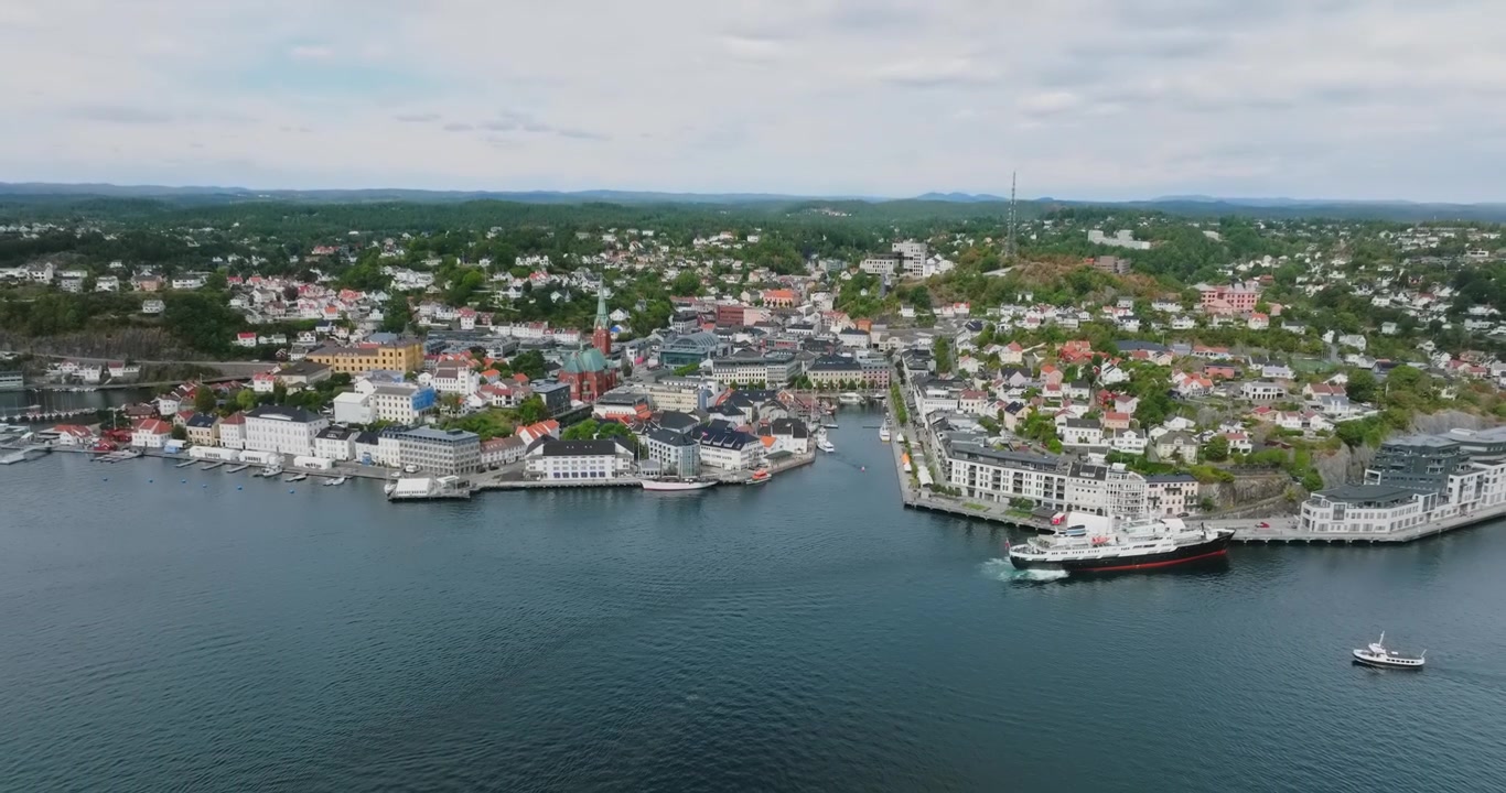 Flyfoto av kystbyen Arendal i Norge i sakte film som viser stor høyde.
