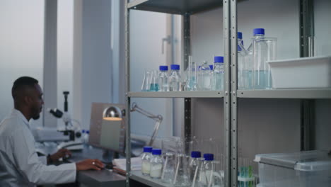 científicos que trabajan en un laboratorio