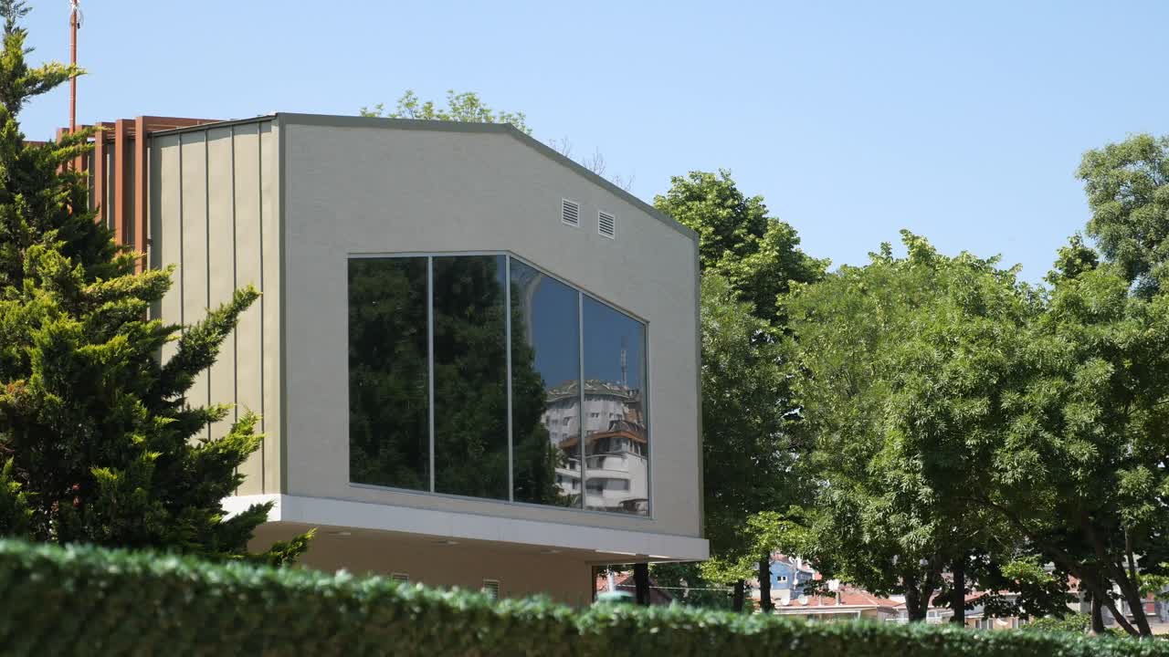 Edificio moderno con riflesso in un parco