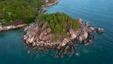 Isla-Tropical-En-El-Océano---Vista-Aérea-De-Drones