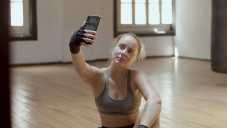 Slider-Aufnahme-Einer-Boxerin,-Die-Nach-Dem-Training-Im-Fitnessstudio-Ein-Selfie-Macht