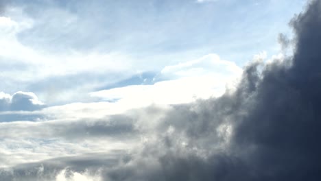 timelapse colorido cielo dramático con nubes al atardecer.